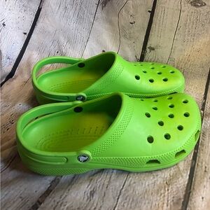Crocs Classic Clogs Men’s Size 13 Dark Lime Green Slip On Foam Comfort Shows GUC